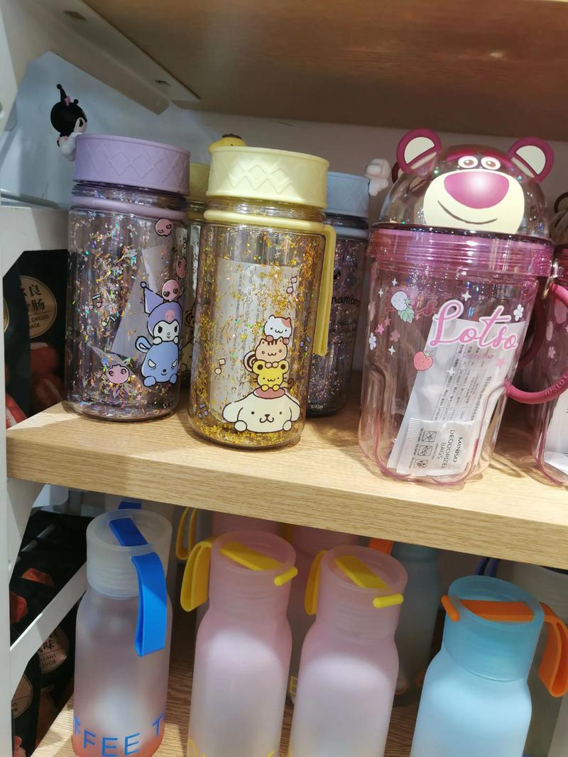 名创优品三丽鸥系列提绳闪片塑料杯,金金闪闪的一看就有