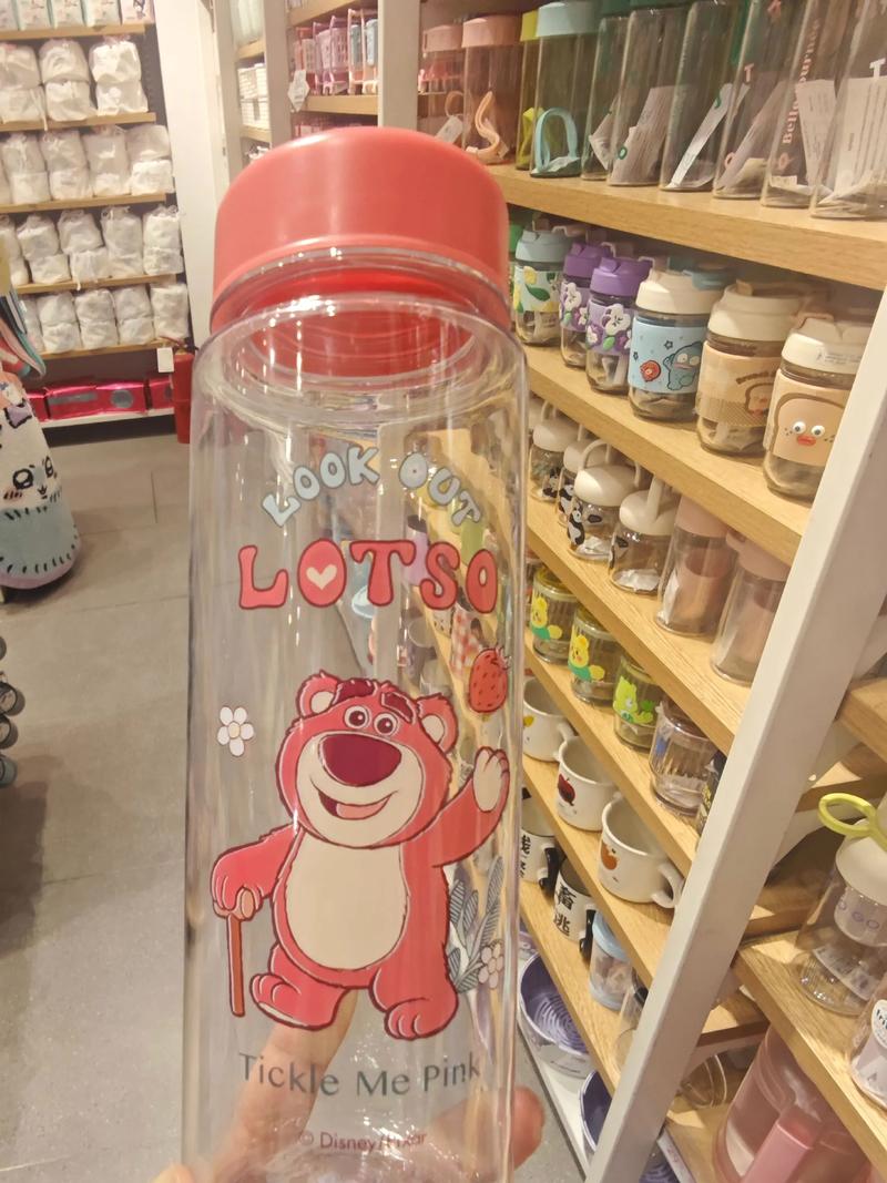 迪士尼塑料杯.#每个都想买 名创优品的迪士尼系列草莓熊塑料杯