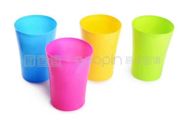 在白色背景下分离的塑料杯