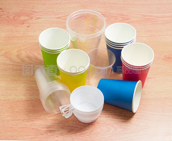 不同的一次性塑料杯和不同Co的纸杯